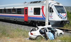 Uşak-İzmir seferini yapan tren otomobile çarptı: 1 ölü