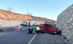 Uşak'ta otomobil ile kamyonet çarpıştı: 2 ölü, 1 yaralı