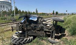 Uşak’ta hemzemin geçitte traktör ile tren çarpıştı: 1 yaralı