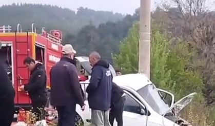 Acıpayam'da yoldan çıkan otomobil elektrik direğine çarptı; 2 ölü, 1 yaralı