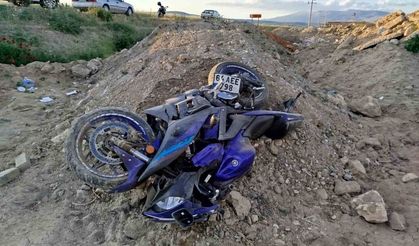 Çivril'de motosiklet yol kenarına devrildi: 2 ölü