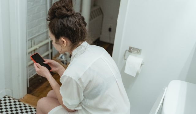 Cep telefonuyla tuvalete girmek solunum yolu ve birçok hastalığı tetikliyor!