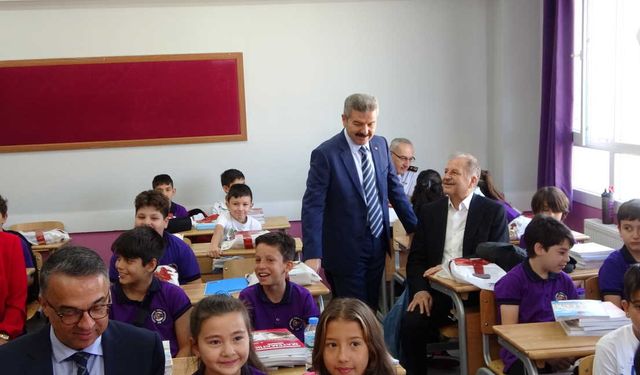 Vali Ergün, yeni eğitim öğretim yılının ilk gününde okulları ziyaret etti  