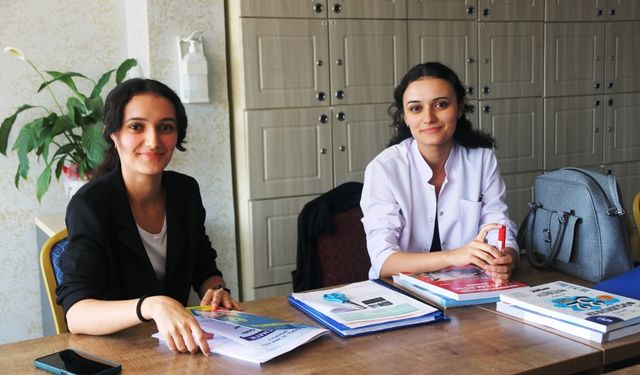 Uşaklı ikiz kız kardeşler Bitlis'e matematik öğretmeni olarak atandı 