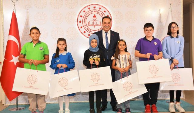Uşak’ta 'Trafikte Gör, Görünür ol' yarışmasında dereceye giren öğrencilere ödül