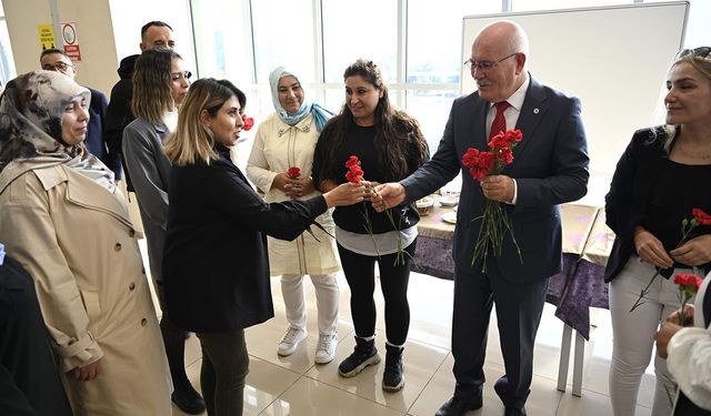 Rektör Savaş, 34 yaş üzeri kadın öğrencilerle bir araya geldi   