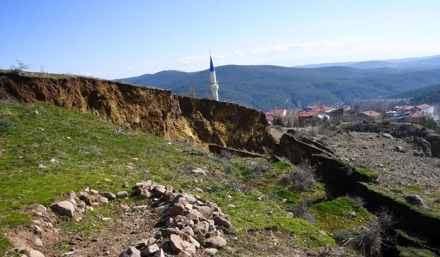 Uşak’ta meydana gelen heyelan paniğe neden oldu