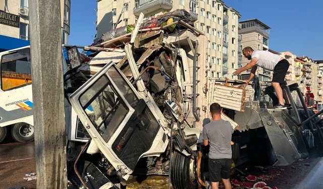 Uşak'ta karpuz yüklü kamyonun sürücüsü kazada hayatını kaybetti