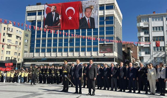 Uşak’ta 29 Ekim kutlamaları çelenk töreniyle başladı