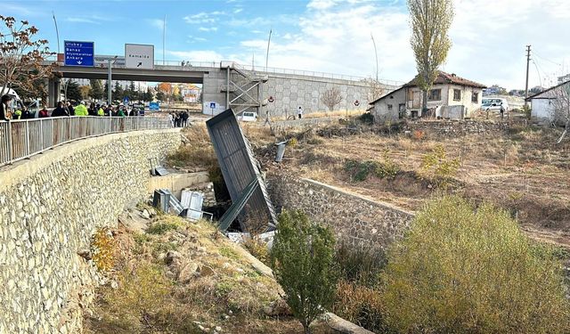 Uşak'ta karşı şeride geçen tır dereye düştü