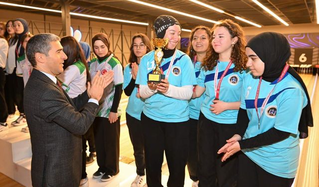 Bowlingde dereceye giren gençler ödüllendirildi