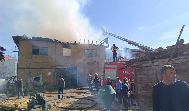 Uşak’ta 3 evin zarar gördüğü yangın söndürüldü