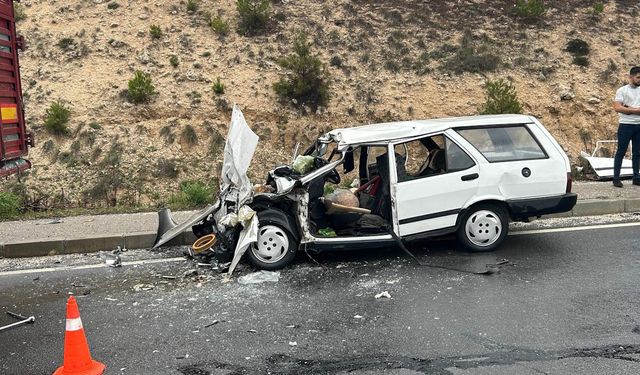 Tırın dorsesine çarpan otomobildeki çift ağır yaralandı