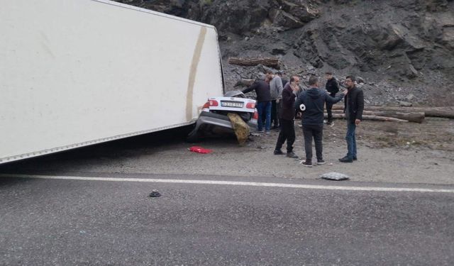 Gediz'de  tır, otomobilin üzerine devrildi: 1 ölü, 1 yaralı