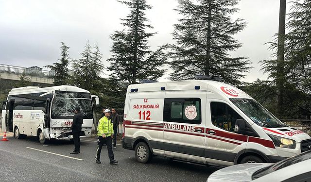 Uşak'ta iki işçi servis aracı çarpıştı: 1'i sürücü 20 kişi yaralandı