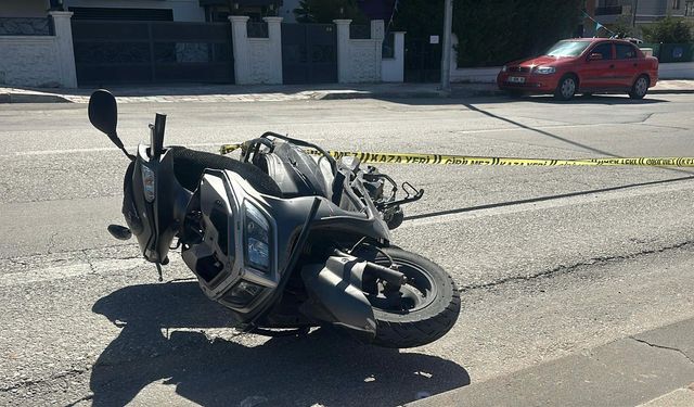 Uşak'ta hafif ticari araç aynı yöne giden motosiklete çarpıştı: 1 ölü