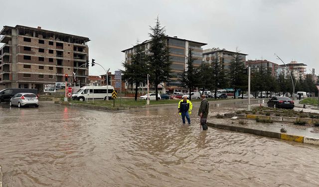 Uşak'ta sağanak yağış yolları göle çevirdi