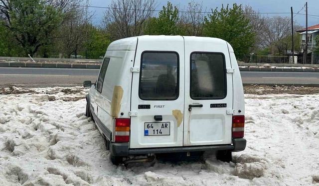 Sivaslı'da sağanak ve dolu yağışı etkili oldu