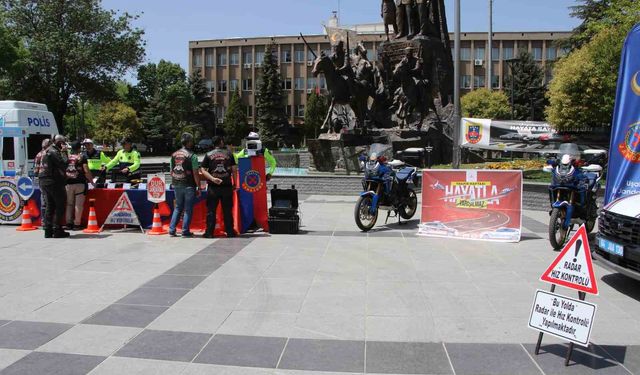 Uşak’ta öğrencilere kırmızı düdük dağıtıldı