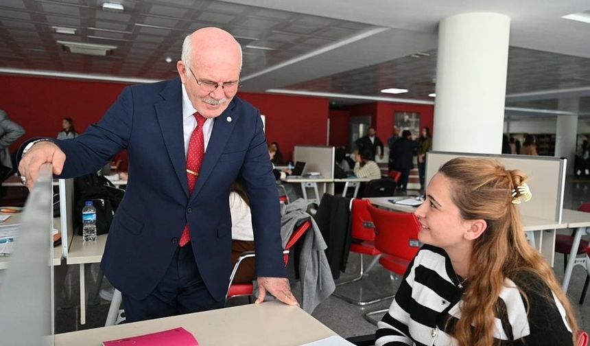 Rektör Savaş, Vize Haftası Öncesinde Öğrencilerle Buluştu