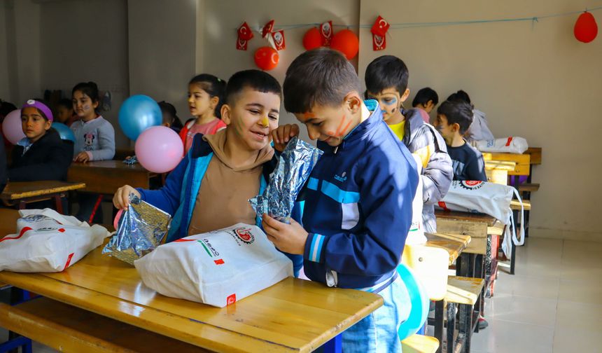 Uşak Belediyesi çocukların tebessümüne ortak oldu
