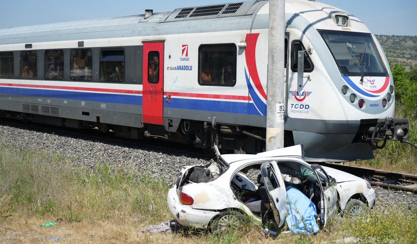 Uşak-İzmir seferini yapan tren otomobile çarptı: 1 ölü