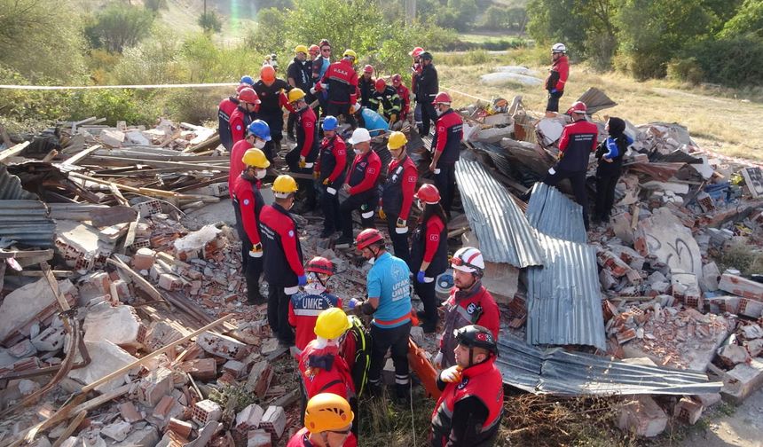 Uşak'ta gerçeğini aratmayan deprem tatbikatı