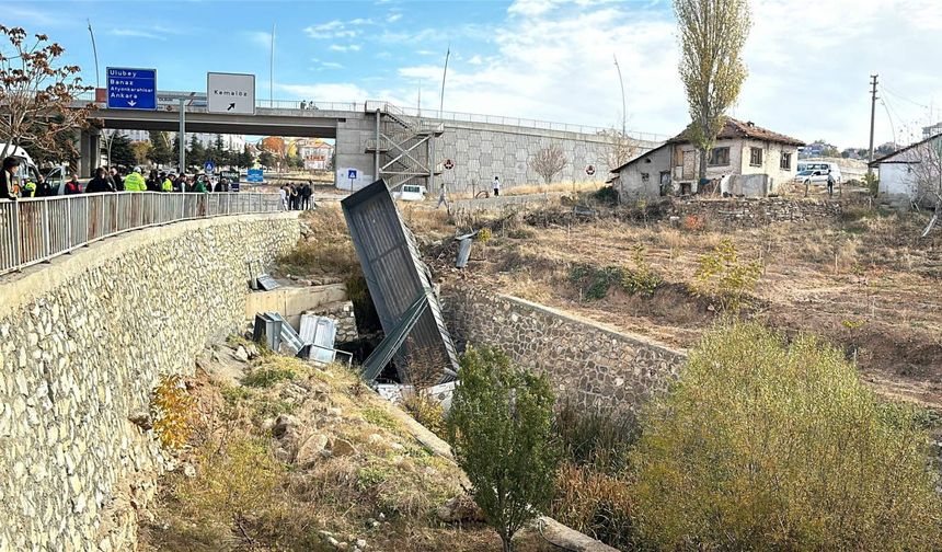 Uşak'ta karşı şeride geçen tır dereye düştü