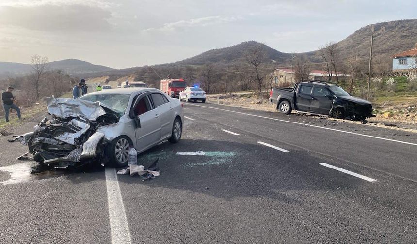 Uşak’ta iki araç çarpıştı: 1 ölü, 2 yaralı