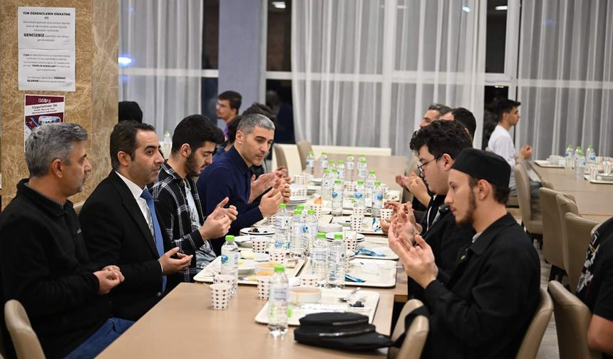 Vali Aktaş öğrencilerle sahurda bir araya geldi