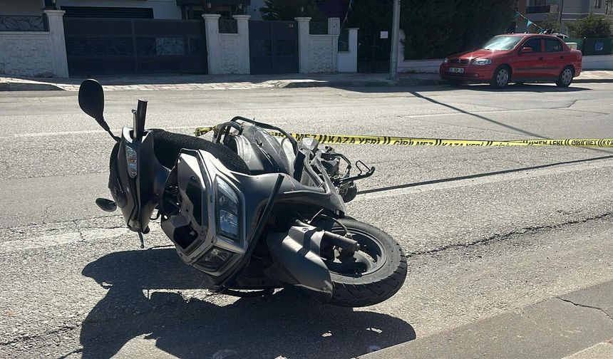 Uşak'ta hafif ticari araç aynı yöne giden motosiklete çarpıştı: 1 ölü