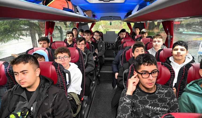 Uşak'tan Çanakkale'ye gidecek ilk öğrenci kafilesi uğurlandı